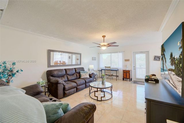 920 SW 10th Ter 12R, Hallandale Beach, FL 33009