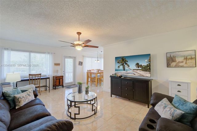 920 SW 10th Ter 12R, Hallandale Beach, FL 33009