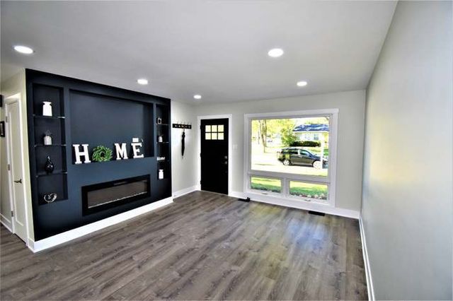 700 Delphia Avenue, Elk Grove Village, IL 60007