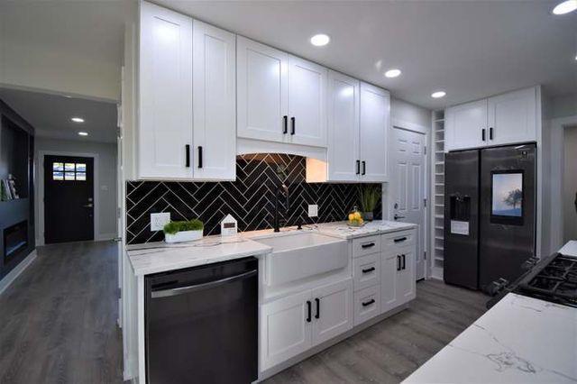700 Delphia Avenue, Elk Grove Village, IL 60007