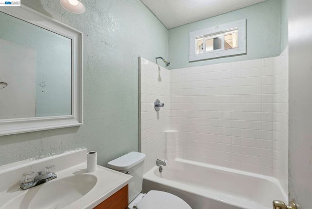 1735 Auseon Ave, Oakland, CA 94621
