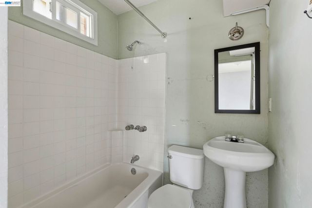 1735 Auseon Ave, Oakland, CA 94621