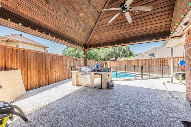 300 Sundance Circle, Irving, TX 75063