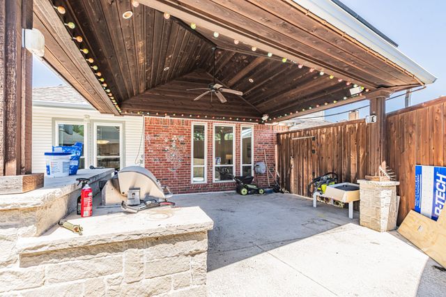 300 Sundance Circle, Irving, TX 75063