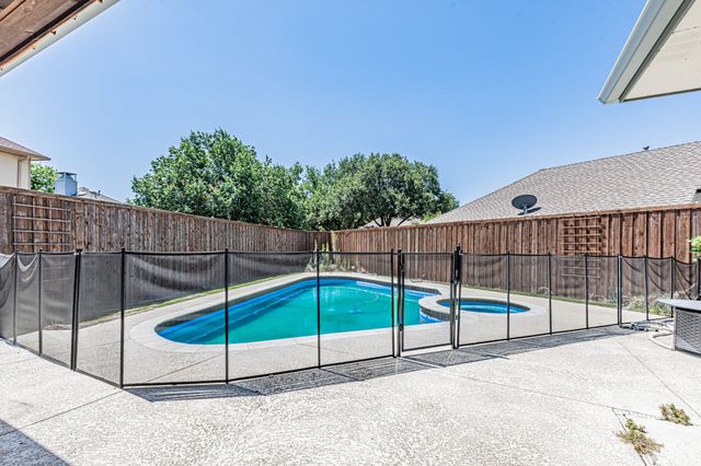300 Sundance Circle, Irving, TX 75063