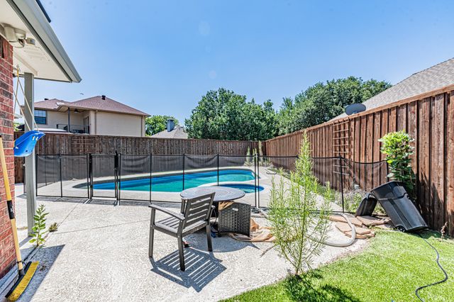 300 Sundance Circle, Irving, TX 75063