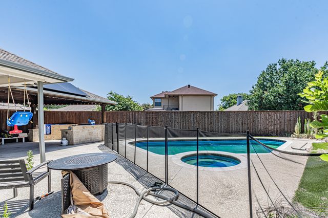 300 Sundance Circle, Irving, TX 75063