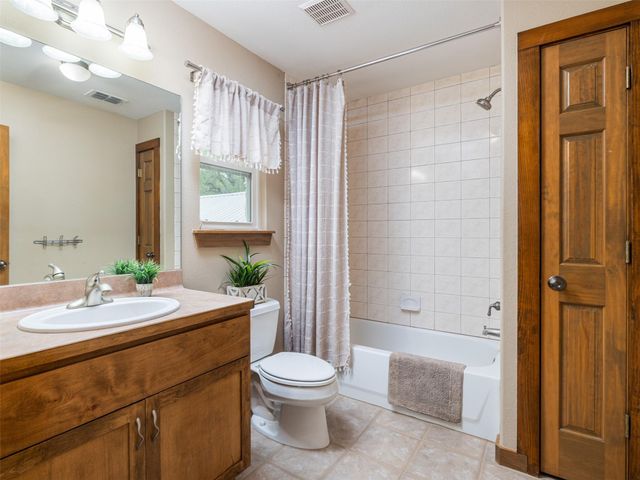 326 Lost Cove DR, Spicewood, TX 78669