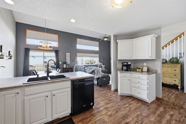 3612 Stoneview Cir SW, Cedar Rapids, IA 52404