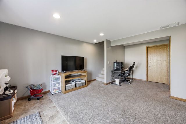 3612 Stoneview Cir SW, Cedar Rapids, IA 52404