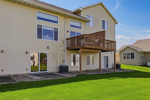 3612 Stoneview Cir SW, Cedar Rapids, IA 52404