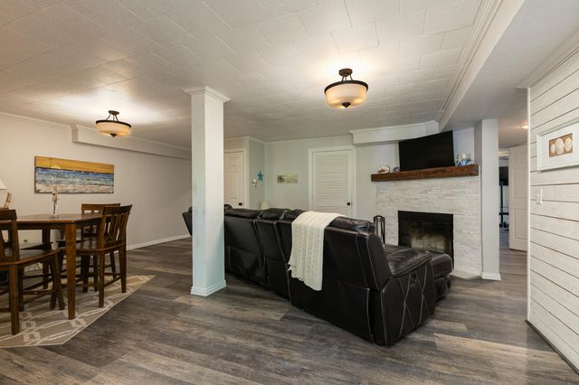 240 Iron Oaks Drive, Ozark, MO 65721