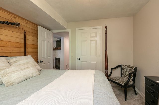 240 Iron Oaks Drive, Ozark, MO 65721