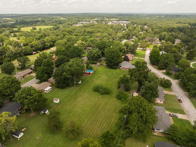 604 North Claud Avenue, Bolivar, MO 65613