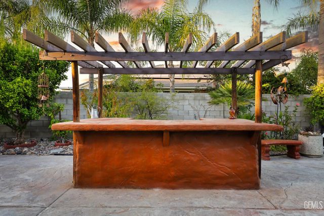 11100 Eagle Rock Drive, Bakersfield, CA 93312