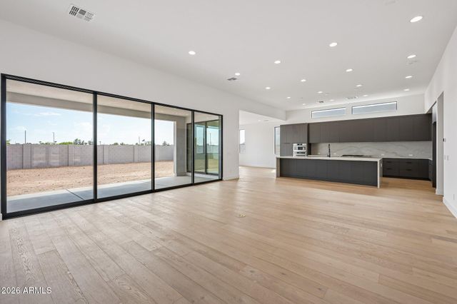 2451 E AQUARIUS Place, Chandler, AZ 85249
