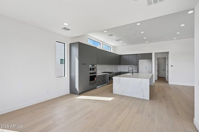 2451 E AQUARIUS Place, Chandler, AZ 85249