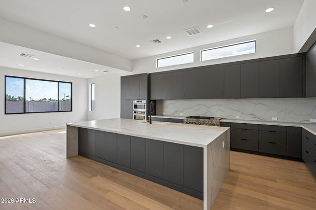 2451 E AQUARIUS Place, Chandler, AZ 85249