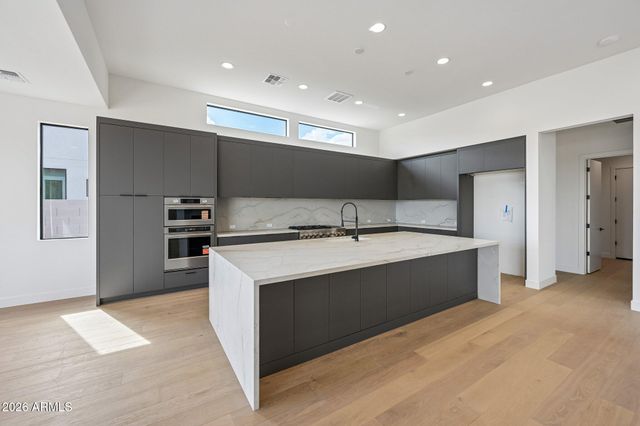2451 E AQUARIUS Place, Chandler, AZ 85249