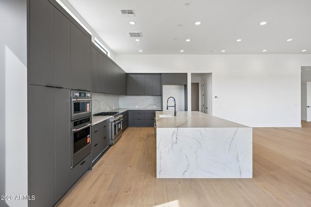 2451 E AQUARIUS Place, Chandler, AZ 85249