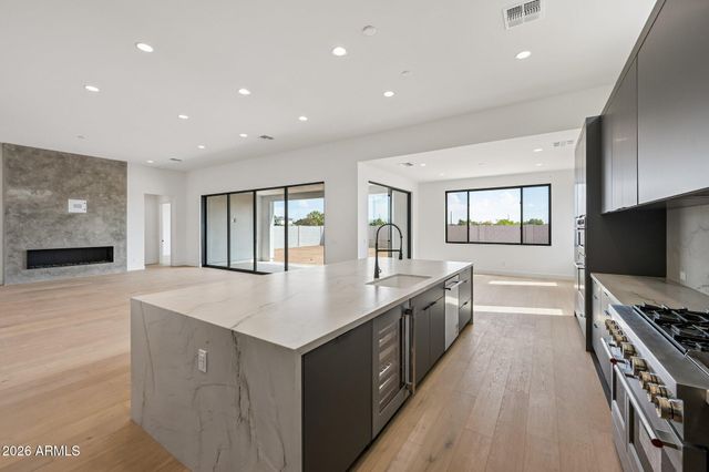 2451 E AQUARIUS Place, Chandler, AZ 85249