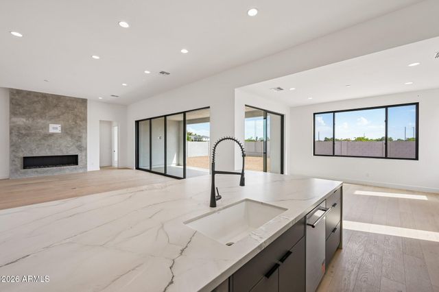 2451 E AQUARIUS Place, Chandler, AZ 85249