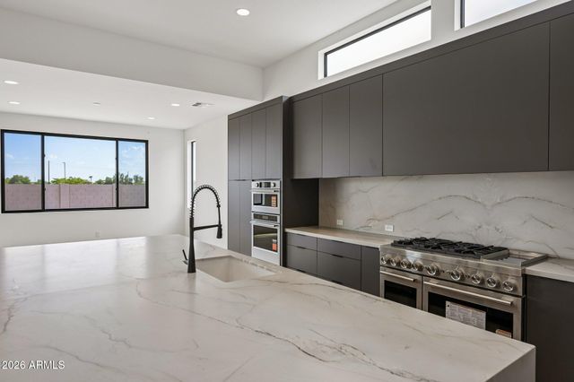 2451 E AQUARIUS Place, Chandler, AZ 85249