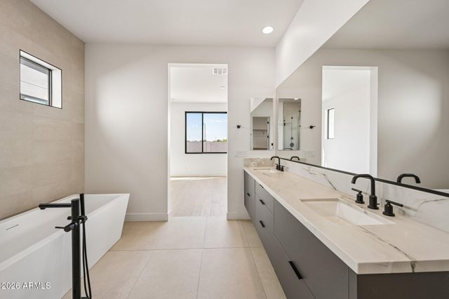 2451 E AQUARIUS Place, Chandler, AZ 85249