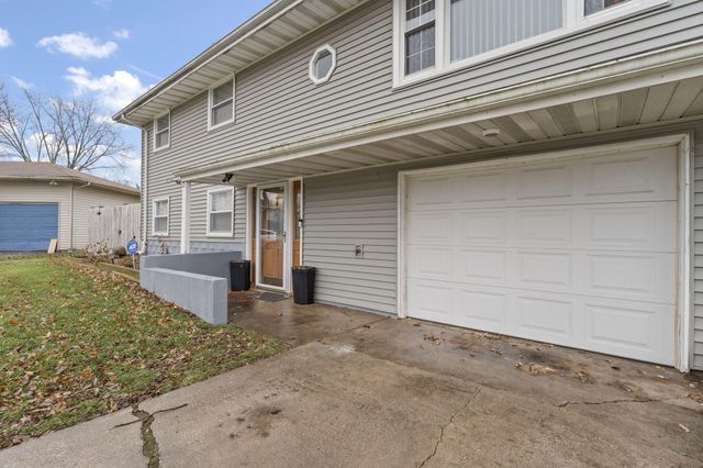 919 W 69th Place, Merrillville, IN 46410