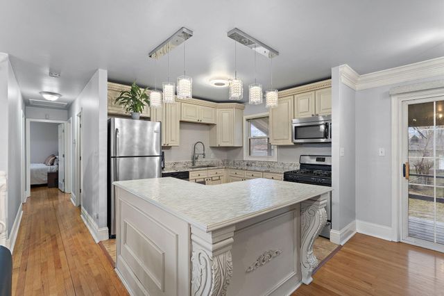 919 W 69th Place, Merrillville, IN 46410