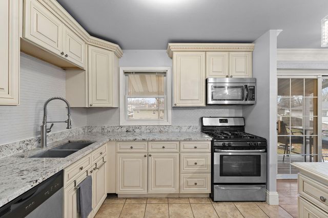 919 W 69th Place, Merrillville, IN 46410