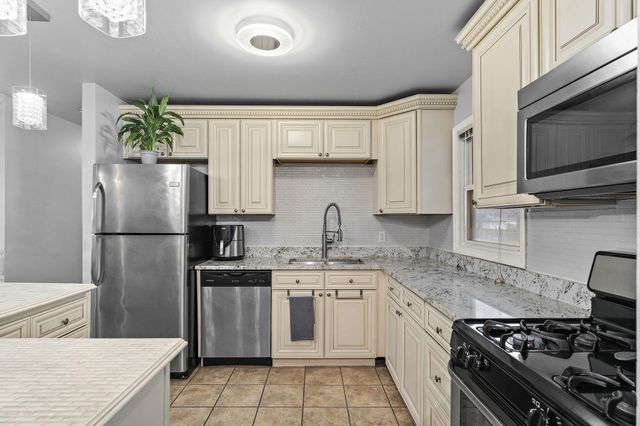 919 W 69th Place, Merrillville, IN 46410