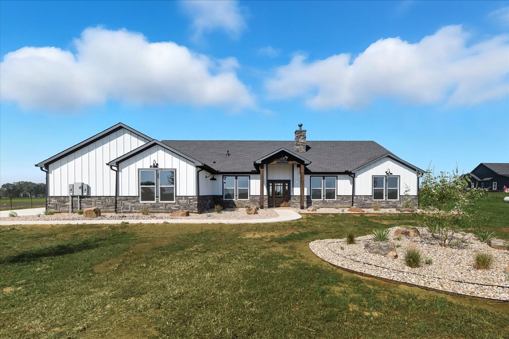 835 Club Lake Road, Whitesboro, TX 76273