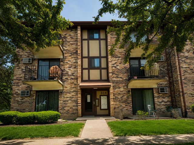 314 Klein Creek Court 314-B, Carol Stream, IL 60188