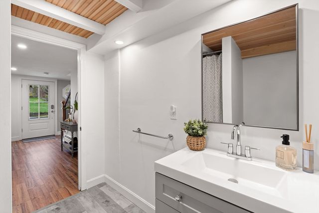 92 Moffatt Rd, Salem, MA 01970