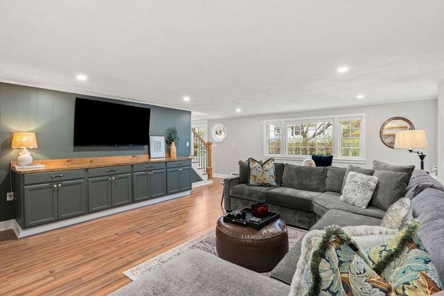 92 Moffatt Rd, Salem, MA 01970