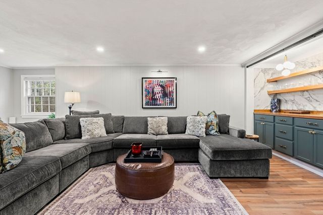 92 Moffatt Rd, Salem, MA 01970