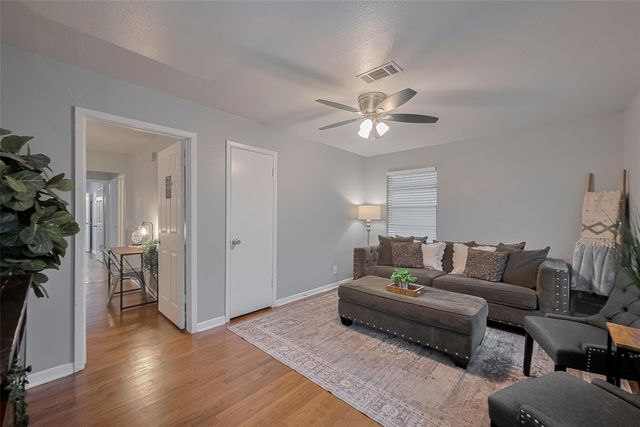 2218 Silverbonnet Street, Houston, TX 77055