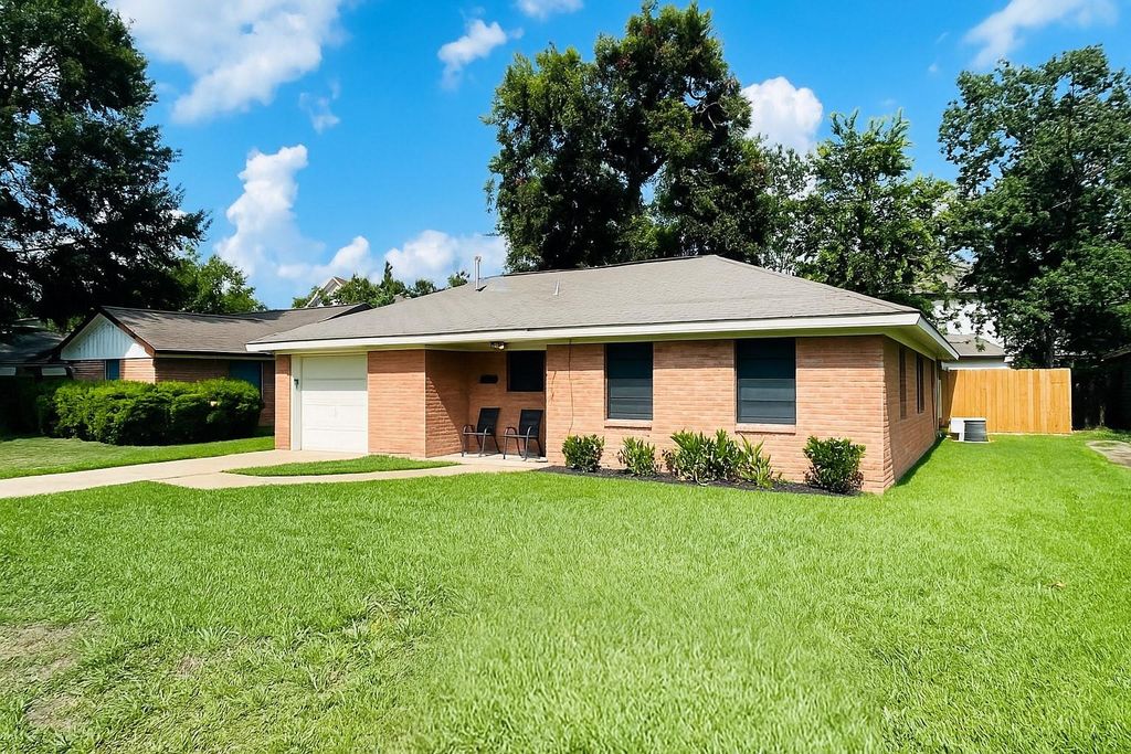 2218 Silverbonnet Street, Houston, TX 77055