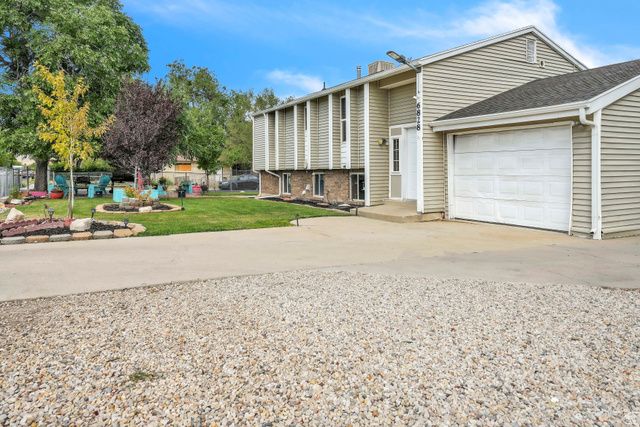 6828 W COPPERHILL DR, West Valley City, UT 84128