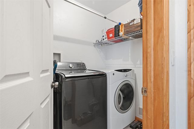 1319 Deerfield Ln, W Leechburg, PA 15656