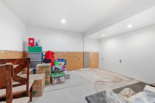 1319 Deerfield Ln, W Leechburg, PA 15656