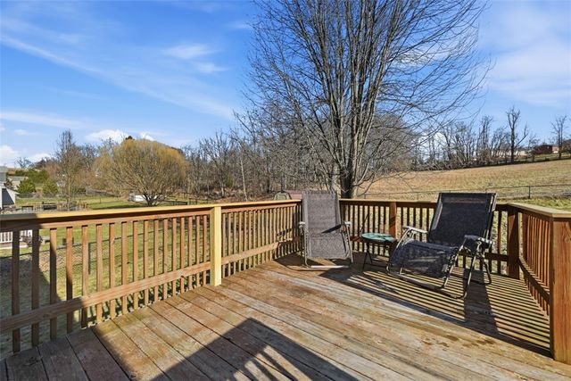 1319 Deerfield Ln, W Leechburg, PA 15656