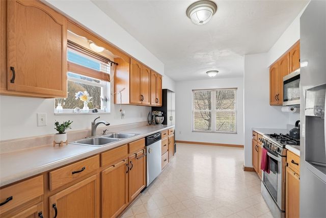 1319 Deerfield Ln, W Leechburg, PA 15656