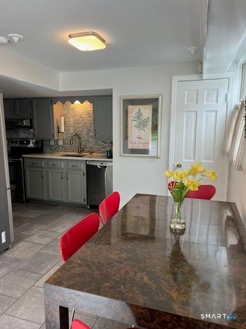 437 Hulls Farm ~Carriage House~ Road, Fairfield, CT 06890