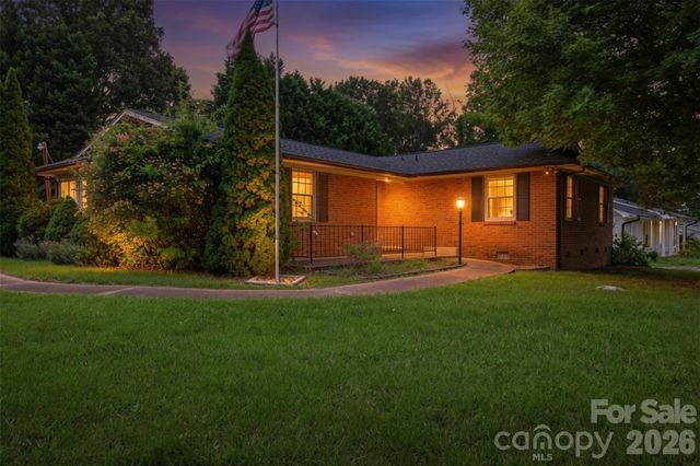 2111 24th Street NE, Hickory, NC 28601