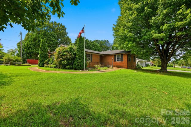 2111 24th Street NE, Hickory, NC 28601