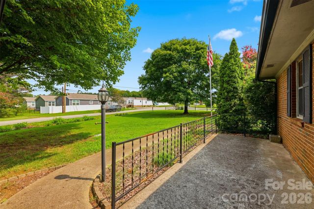 2111 24th Street NE, Hickory, NC 28601