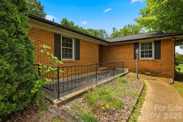 2111 24th Street NE, Hickory, NC 28601