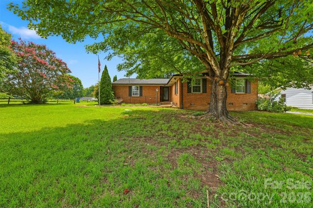 2111 24th Street NE, Hickory, NC 28601